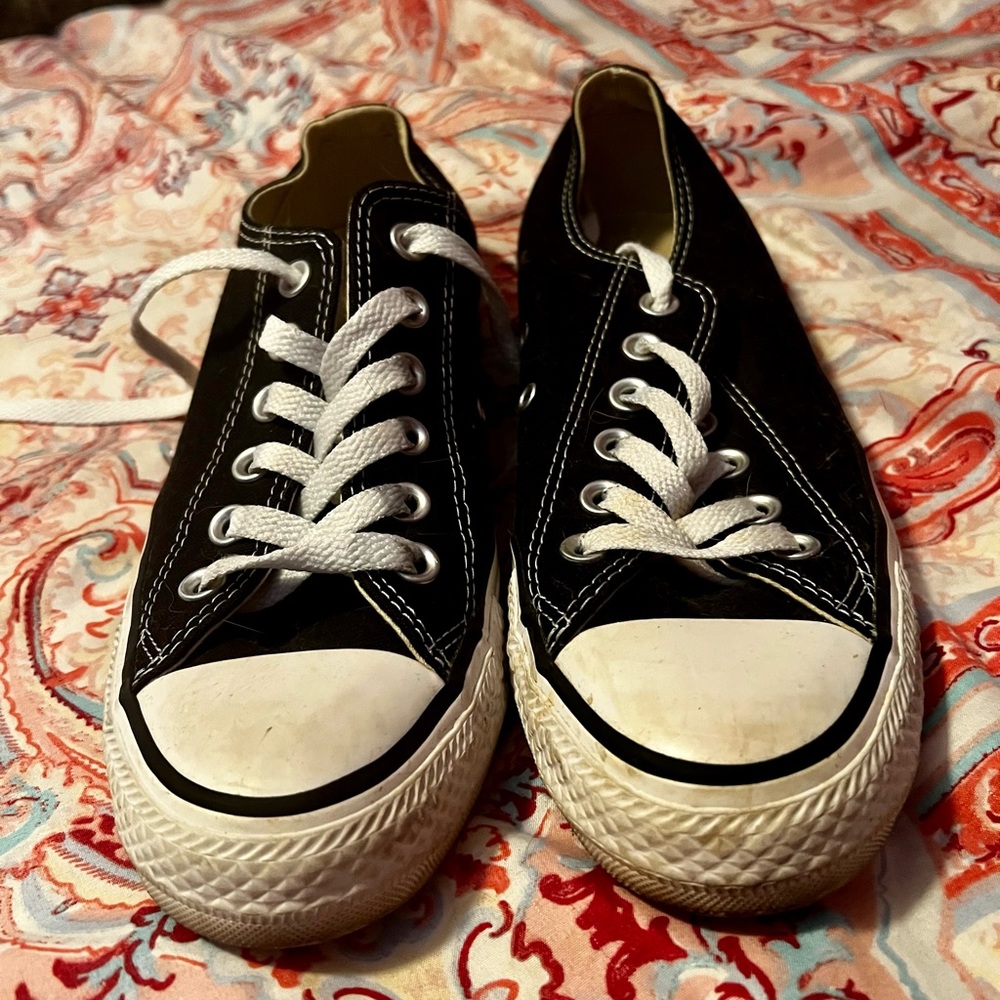 Size 7 black converse sneaker